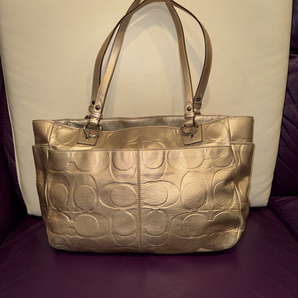 Coach East West Gallery tote bag in metallic gold embossed signature leather - Picture 3 of 10